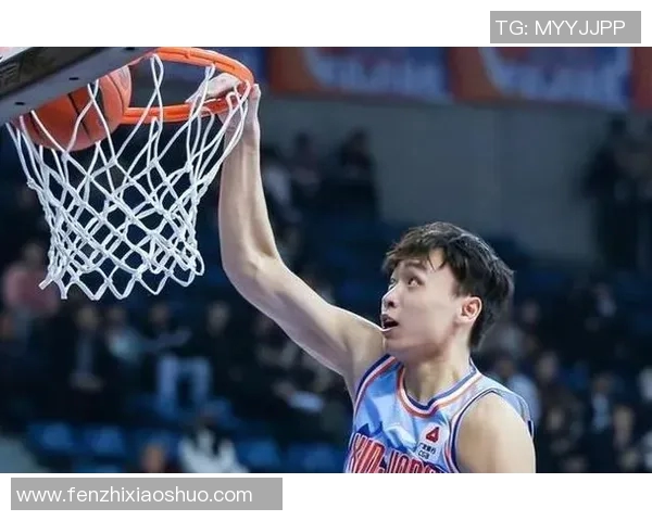 齐麟崛起之路：从青涩少年到篮球场上的璀璨星辰